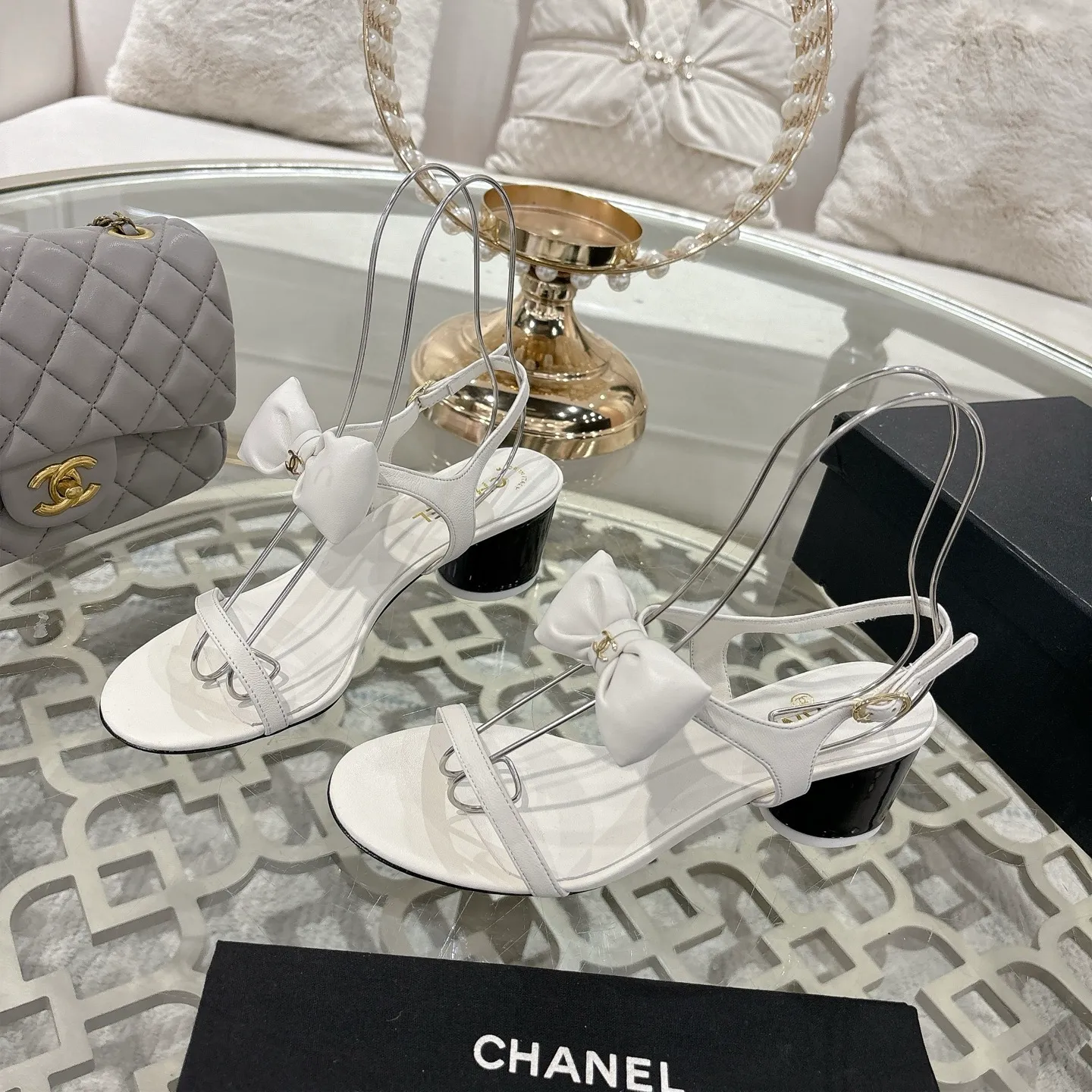 👟👟Ex-factory price 560👟👟 CHANEL 25ss spring and summer new counter top double C bow sandals. This classic design; bow with double C embellishment, playful and elegant, multiple color matching elements... Diversified mix and match is very beautiful and versatile, very light and comfortable on the feet, super delicate and elegant... ꫛꫀꪝ Go➫ Material: Upper: Original customized imported sheepskin Inner: Original custom-made sheepskin lining Outsole: Original custom-made Italian through-dyed genuine leather outsole Size: 35–40 (40 and 41 are custom-made and cannot be returned or exchanged)
